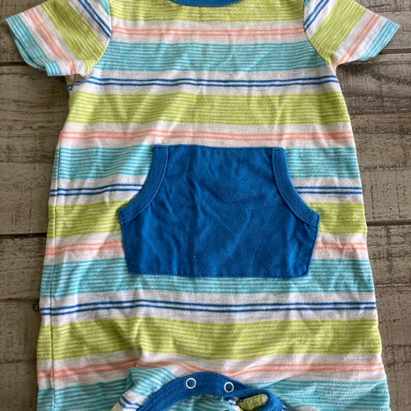 Lot of 7 onesies. - Picture 2 of 8